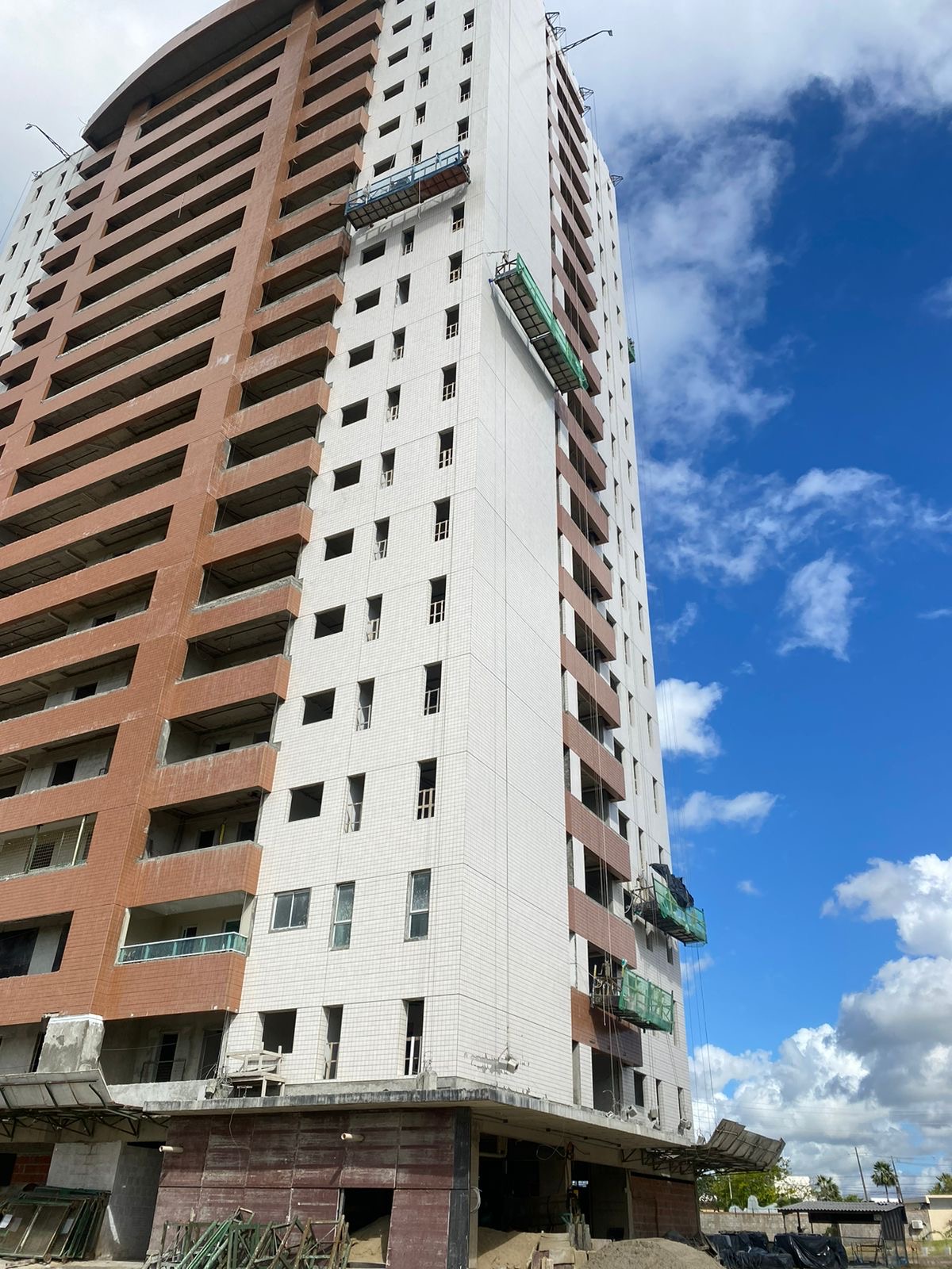 Edifício residencial em fase de acabamento