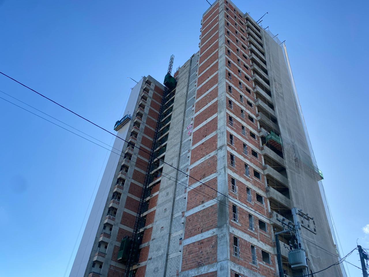 Edifício de grande porte em construção