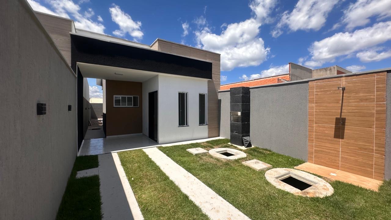 Residência finalizada com jardim