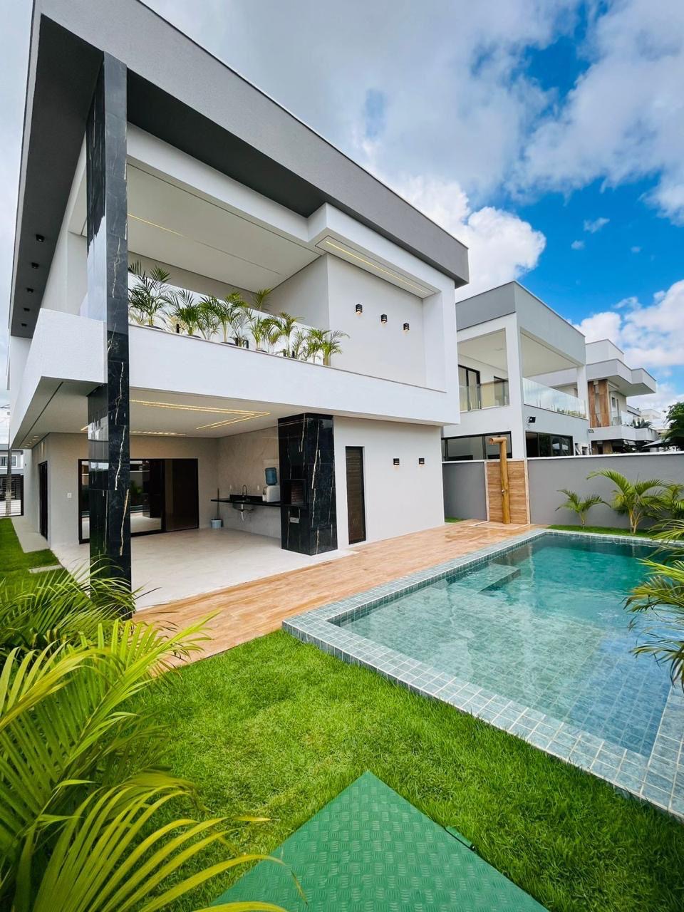 Residência de alto padrão com piscina