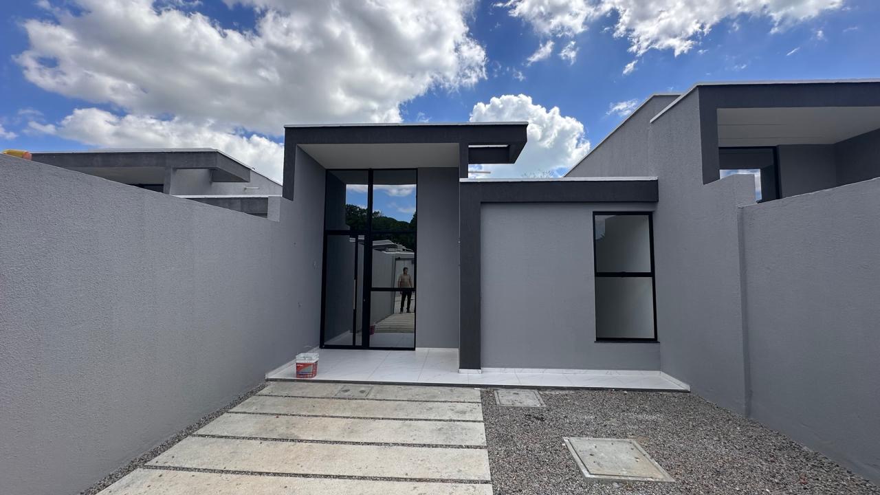 Residência térrea com fachada cinza