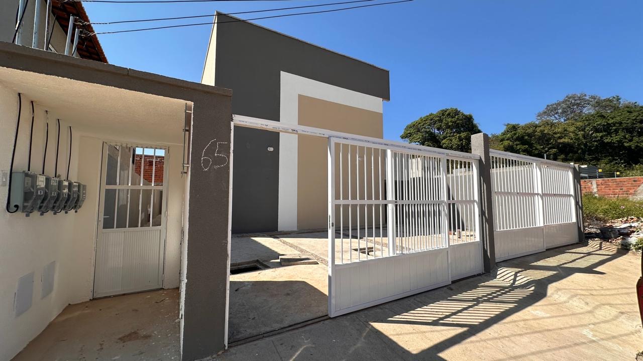 Conjunto residencial com portões instalados